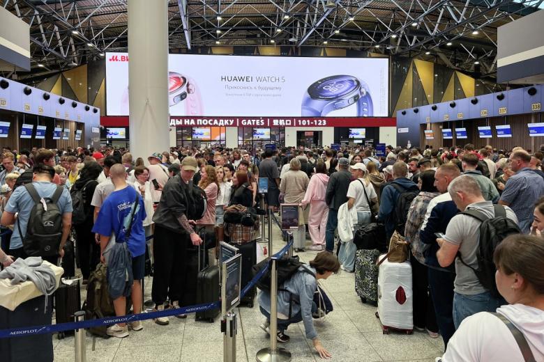 Пассажиры в аэропорту Шереметьево в Москве