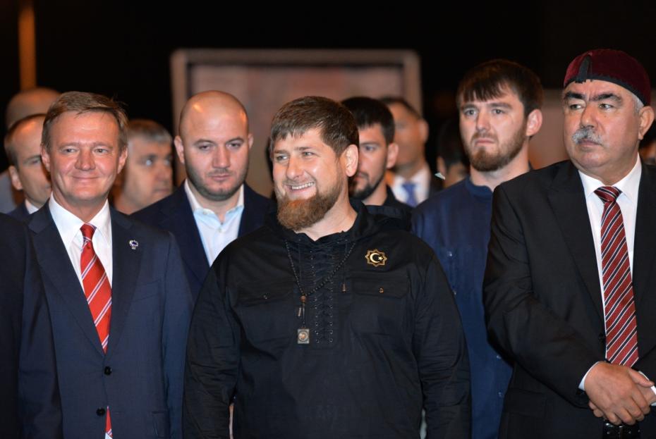 Директор Федерального дорожного агентства Росавтодор Роман Старовойт, глава Чеченской Республики Рамзан Кадыров и афганский военный и политический деятель, генерал Абдул-Рашид Дустум (слева направо в первом ряду) на церемонии открытия музыкальных фонтанов «Грозненское море» на Чернореченском водохра