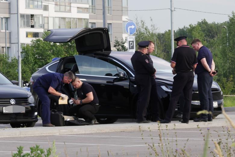 Следователи у автомобиля экс-министра транспорта РФ Романа Старовойта на парковке в Одинцовском городском округе Московской области недалеко от места, где 7 июля найдено его тело