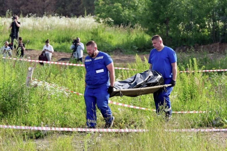 Медики несут тело экс-министра транспорта РФ Романа Старовойта, найденное в парке у парковки в Одинцовском городском округе Московской области. Утром 7 июля Роман Старовойт был отстранен от должности министра транспорта РФ. Основной версией произошедшего Следственный комитет назвал самоубийство
