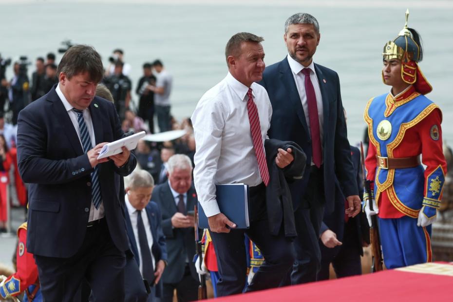 3 сентября 2024 года. Министр транспорта РФ Роман Старовойт (второй слева) и губернатор Забайкальского края Александр Осипов (третий слева) перед началом церемонии официальной встречи президента РФ Владимира Путина и президента Монголии Ухнаагийна Хурэлсуха на площади Сухэ-Батора в Улан-Баторе.