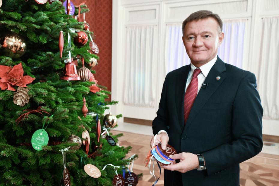 Министр транспорта РФ Роман Старовойт принимает участие во всероссийской благотворительной акции «Елка желаний».