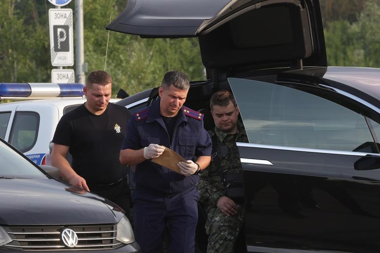 Сотрудники СК рядом с автомобилем бывшего главы Минтранса РФ Романа Старовойта