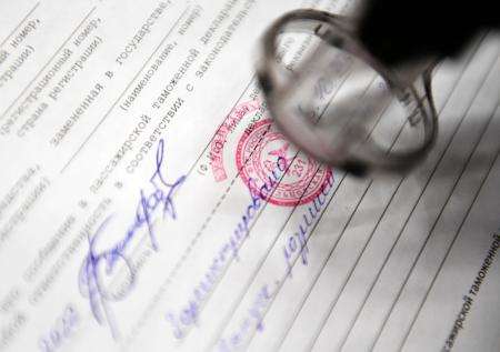 Юрист перечислил товары, которые нельзя провозить в самолете без декларации