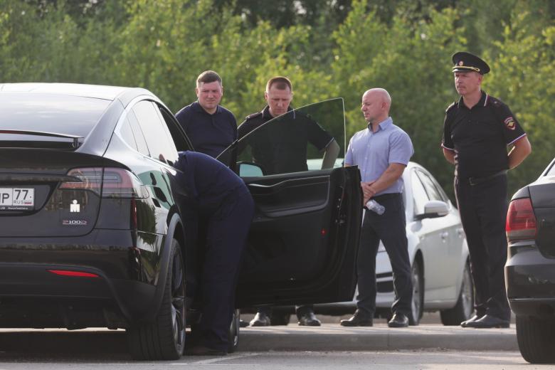 Следователи у автомобиля экс-министра транспорта РФ Романа Старовойта на парковке в Одинцовском городском округе Московской области недалеко от места, где 7 июля найдено его тело