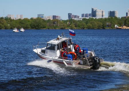 На юге Москвы загорелся прогулочный теплоход