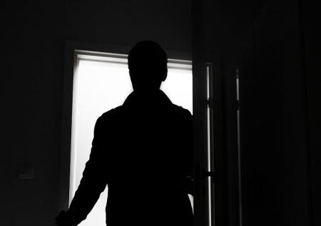 Не удержал в штанах: мускулистый извращенец снова снял трусы перед девочкой