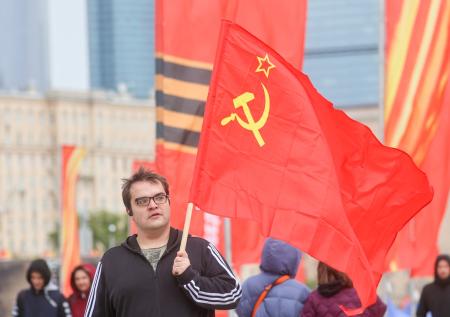 Германию призвали покаяться за издевательство посольства над флагом СССР