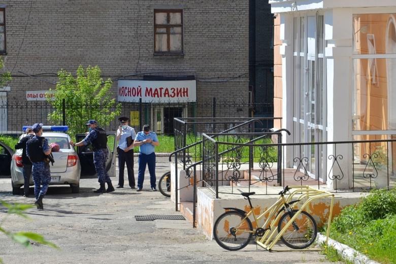Сотрудники полиции возле лицея № 1 в городе Березники, где ученик напал на учительницу