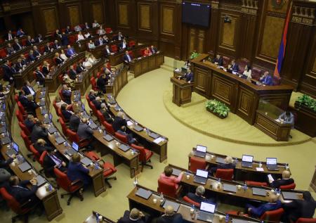 В Сети появились кадры драки в парламенте Армении