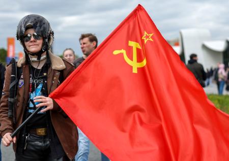 «Мерзкие знаки»: в Госдуме разнесли Германию за издевки над флагом СССР