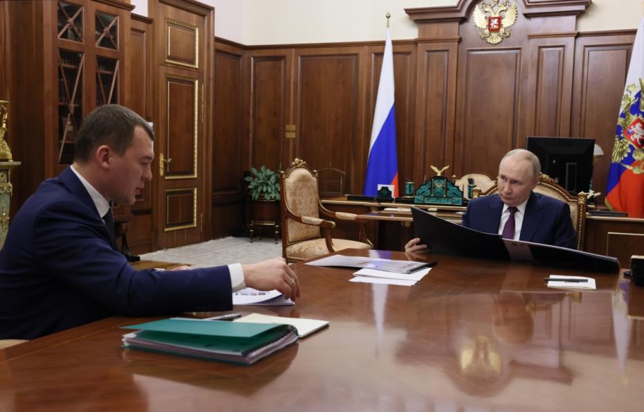 Президент РФ Владимир Путин во время встречи с министром спорта Михаилом Дегтяревым