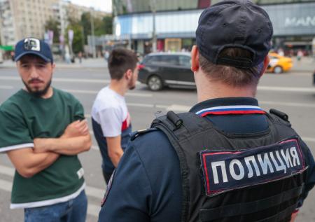 Странный диалог мигранта и сотрудника военкомата попал на видео