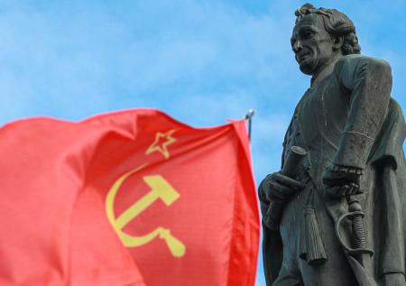 Посольство ФРГ извинилось за публикацию «нацистского» флага СССР