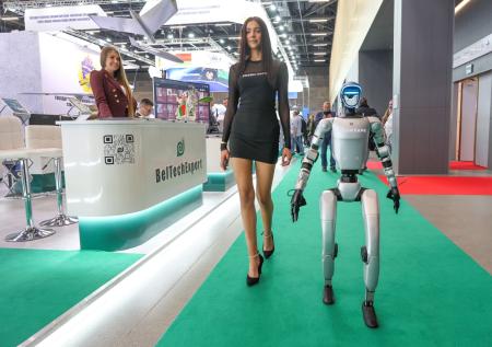 Робота с ПМЭФ заметили бегающим по улицам Китая