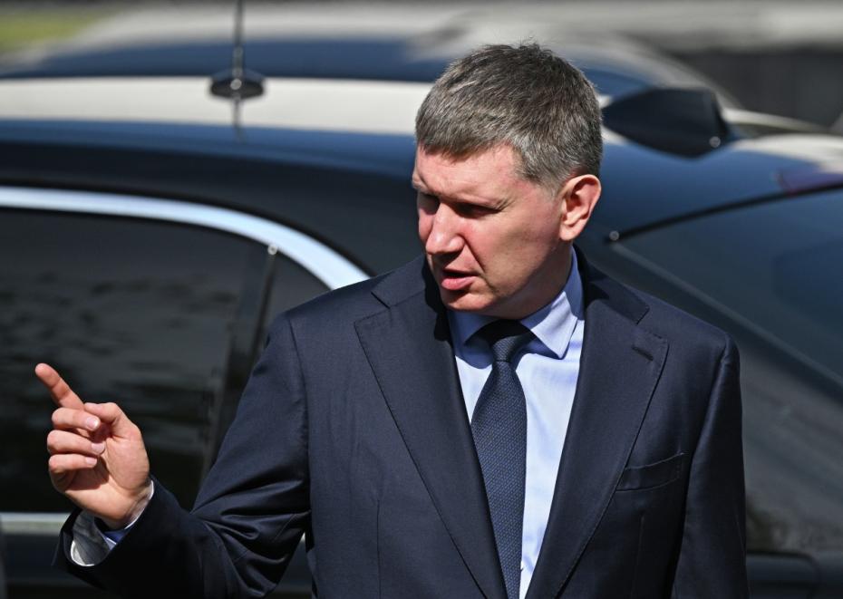 Министр экономического развития РФ Максим Решетников перед началом церемонии прощания с бывшим министром транспорта Романом Старовойтом в ЦКБ