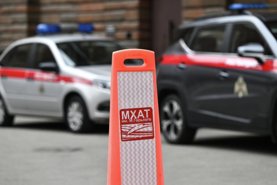 Автомобили Росгвардии у здания Московского художественного академического театра имени М. Горького