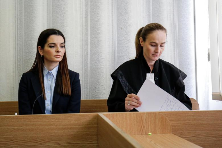 Евгения Гуцул (слева) в районном суде