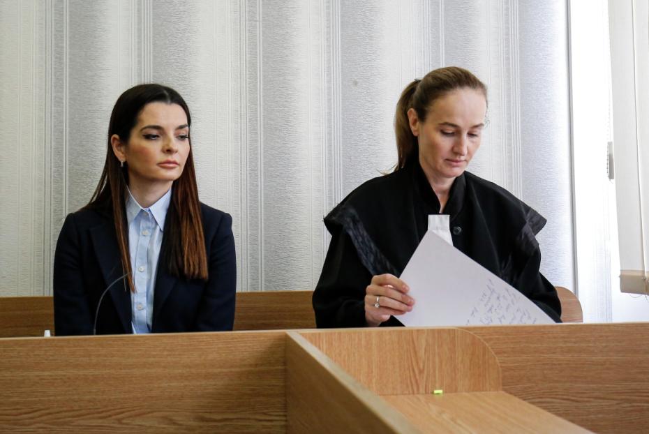 Евгения Гуцул (слева) в районном суде