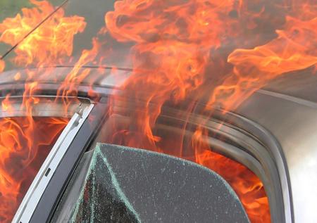 Пироманы сожгли машину сотрудницы гатчинской администрации