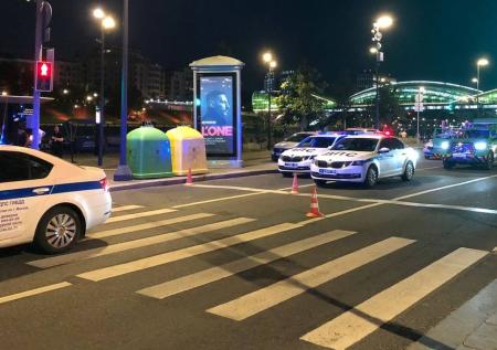 Кроссовер врезался в пешеходов на набережной в Москве