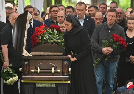 Молодая любовница Старовойта склонилась над его гробом и попала на фото