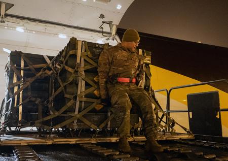Раскрыл, кто заставляет Трампа выделить новый пакет помощи Украине