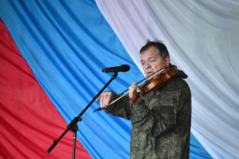 Музыкант, экс-скрипач легендарной рок-группы «Аквариум», основатель и художественный руководитель Международного фестиваля барочной музыки EARLYMUSIC Андрей Решетин выступает перед бойцами в зоне СВО на Херсонском направлении