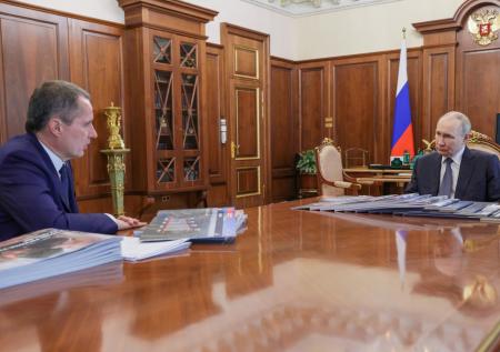 Автор подаренной Путину картины рассказала о презенте от Гладкова