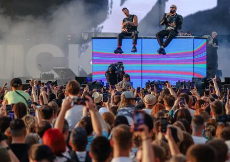 Выступления звезд и перфомансы проведут на синей дорожке VK Fest в Москве