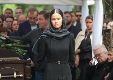 Бывшая жена Старовойта обняла помощницу экс-министра на похоронах