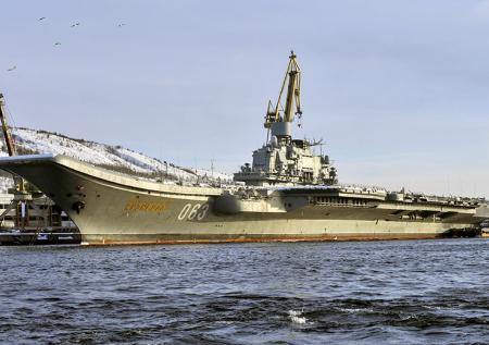 «Родиться тоже дорого»: адмирал встал на защиту единственного авианосца РФ