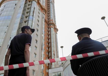 Беспилотник врезался в многоэтажку в Белгороде