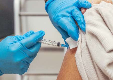 Стало известно о внезапной гибели испытателя вакцины «Спутник V»