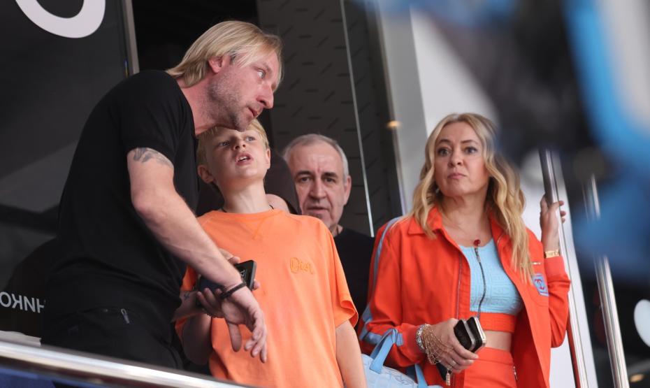 Евгений Плющенко и Яна Рудковская с сыном