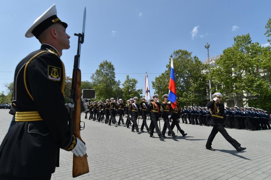 Военнослужащие на параде, приуроченном к празднованию Дня Черноморского флота ВМФ России, в Севастополе, 2023 год