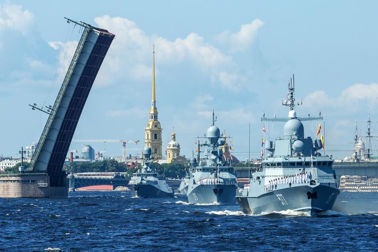 Малый ракетный корабль «Советск» (на первом плане) проекта 22800 «Каракурт» во время Главного военно-морского парада в честь Дня Военно-морского флота России в Санкт-Петербурге, 2024 год