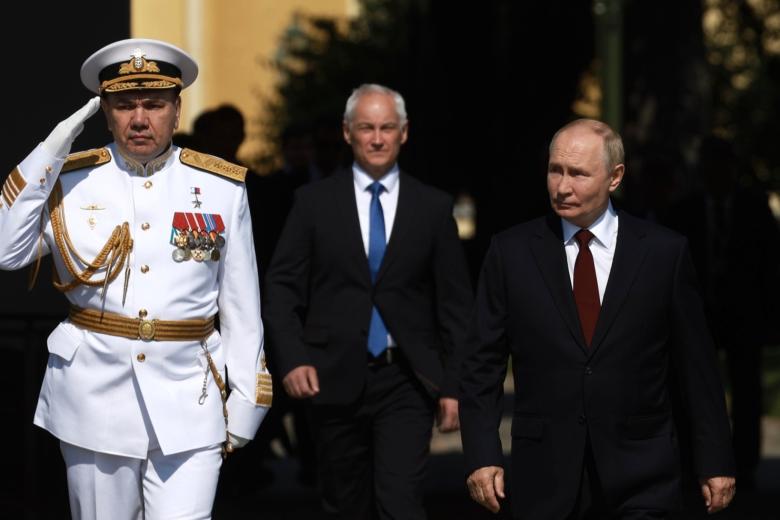 Владимир Путин с министром обороны Андреем Белоусовым и главнокомандующим ВМФ Александром Моисеевым