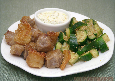 Ты не поверишь, но мясо с жареными солеными огурцами — это реально вкусно