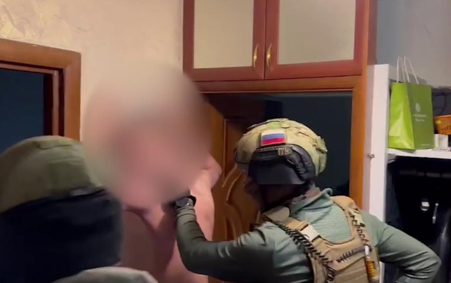 Сотрудники ФСБ РФ задерживают одного из членов неонацистской группировки «Параграф-88»