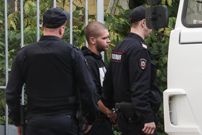 Подозреваемый в подготовке покушения на журналистку Ксению Собчак и главреда медиагруппы «Россия сегодня» и телеканала RT Маргариту Симоньян (в центре) у Басманного суда