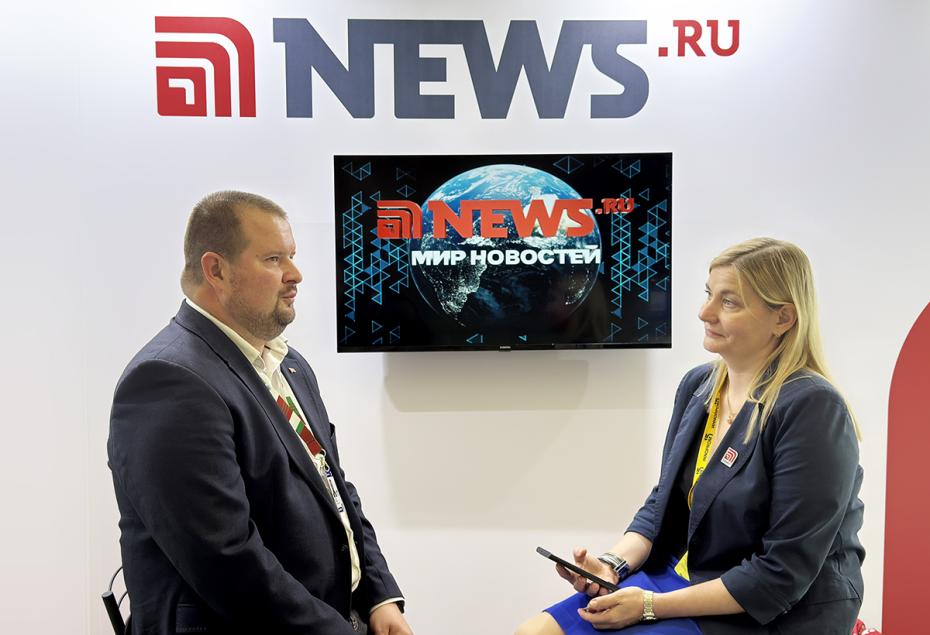 Главный редактор NEWS.ru Ольга Сабурова и заместитель генерального директора по коммерческим вопросам ЗАО «Атлант» Леонид Пинчук