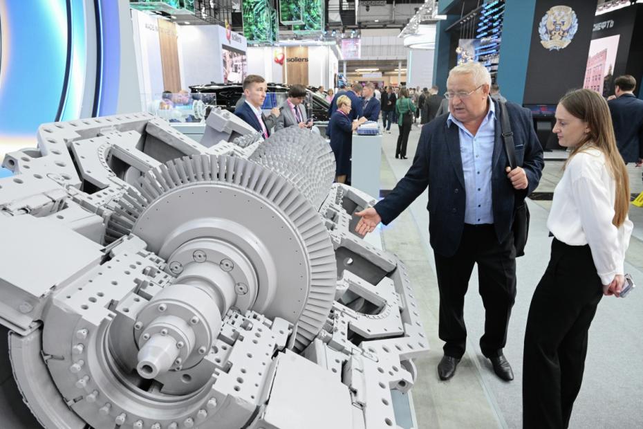 Прототип газотурбинного двигателя ГТЭ-6У производства Уральского турбинного завода на Международной промышленной выставке ИННОПРОМ в Екатеринбурге