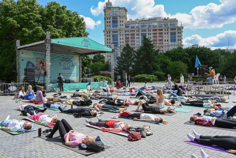 Занятия йогой в парке «Музеон»