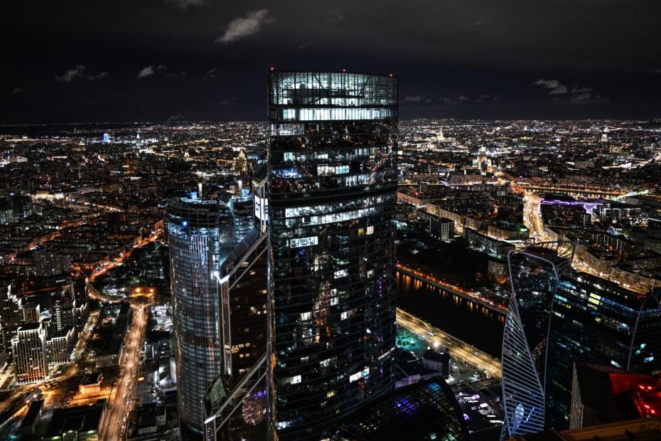 Топ-10 смотровых площадок Москвы: здание «Москва-Сити», сфотографированное со смотровой площадки башни «Око»