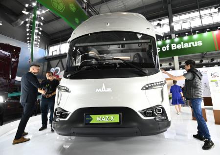 МАЗ показал на ИННОПРОМЕ газовый тягач и электромусоровоз