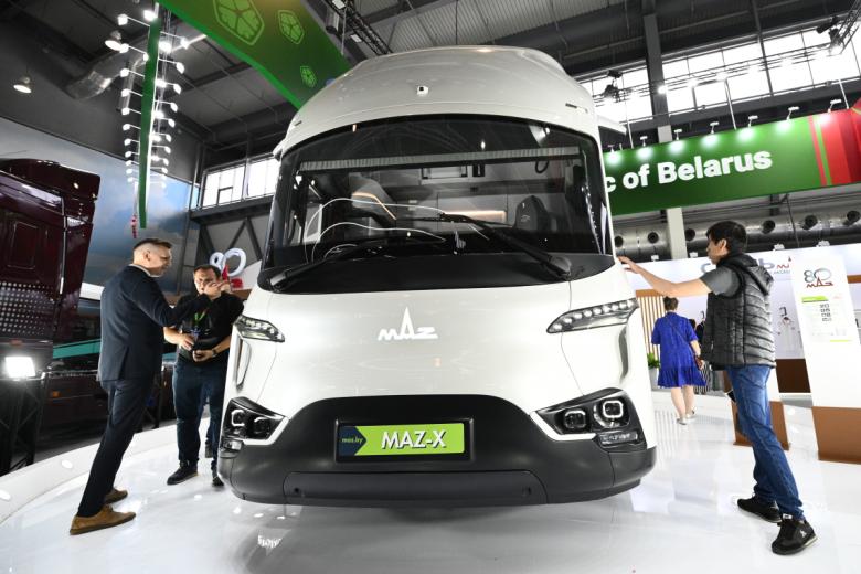 Гибридный седельный тягач МАЗ-X (MAZ-X) на Международной промышленной выставке ИННОПРОМ в Екатеринбурге
