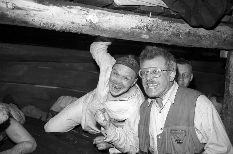 Александр Митта (справа) и Гарик Сукачев во время съемок фильма «Затерянный в Сибири», 1989 год