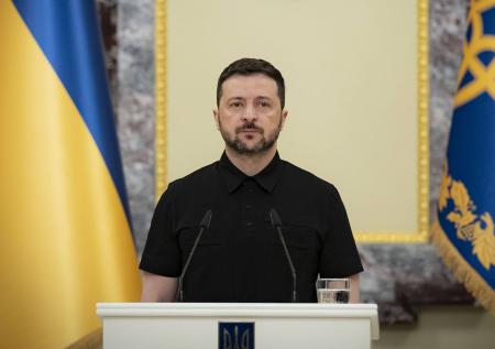 Зеленский требует продлить военное положение и мобилизацию