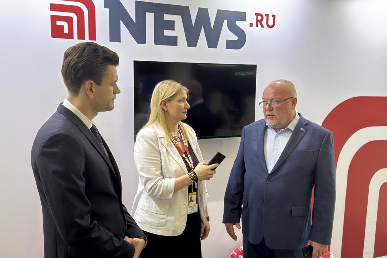 Главный редактор NEWS.ru Ольга Сабурова и руководитель аппарата Ямало-Ненецкого регионального отделения Союза машиностроителей России Савва Бобылёв (справа)